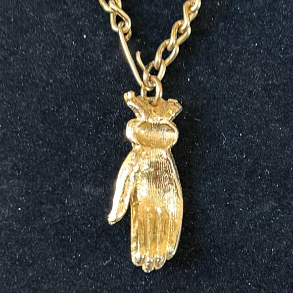 Unusual Vintage Gold Tone Chain Necklace with Cuffed Hand Pendant - Picture 6 of 6